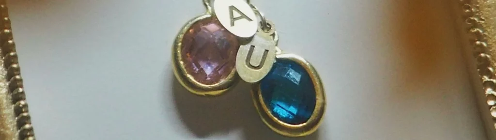 bijou personnalisé bijoux personnalisable idée cadeau coffret acier inoxydable bijou gravé gravure prénom lettre collier bracelet et pendentif or et argent femme