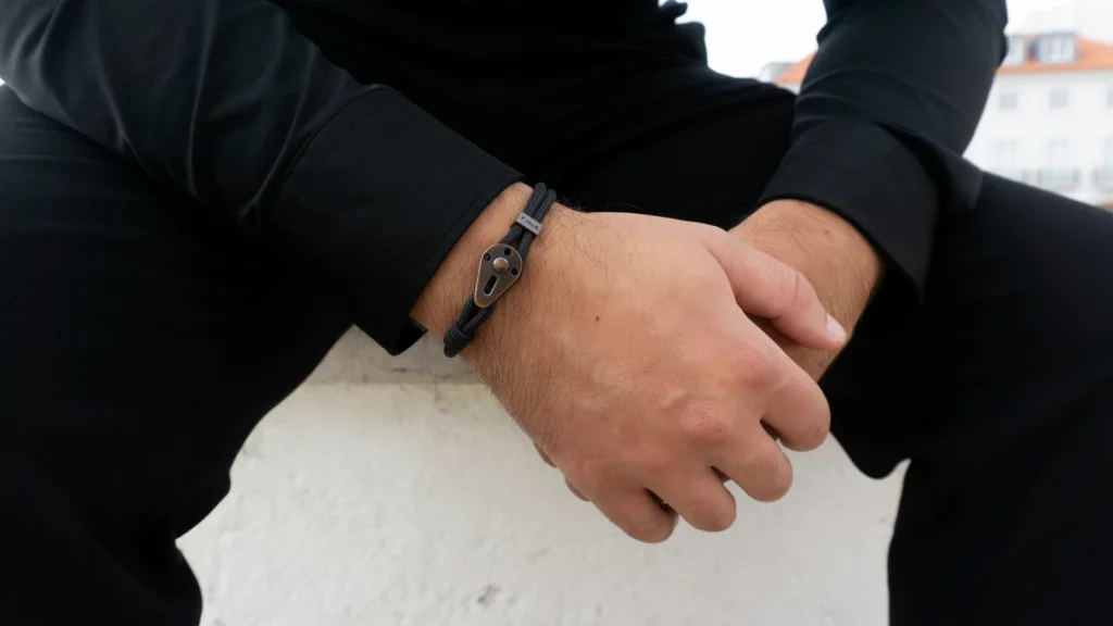 mains bijou acier inoxydable et bijoux bracelet homme en cuir acier collection 2025 idée cadeau personnalisée Noel tendance bracelet femme histoire d'or argent